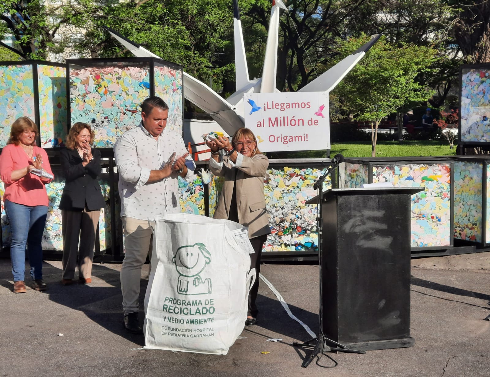 Donación de un millón de origamis al Programa de Reciclado y Medio Ambiente de Fundación