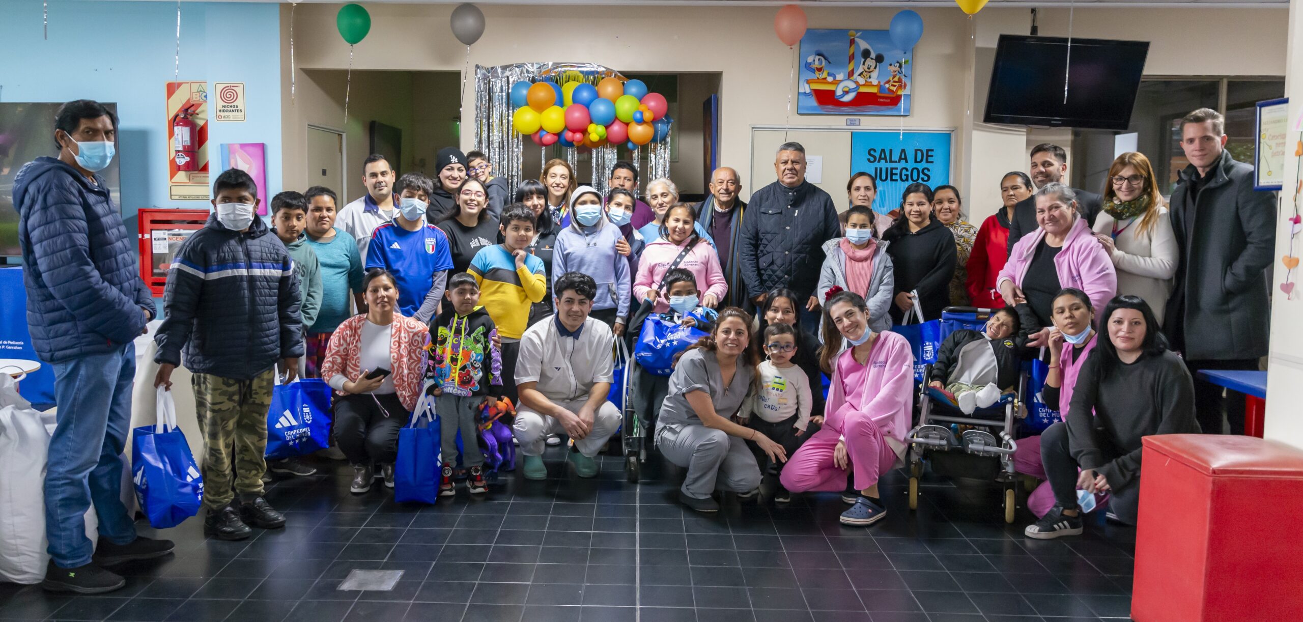 Claudio “Chiqui” Tapia visitó Casa Garrahan por el Día de las Infancias