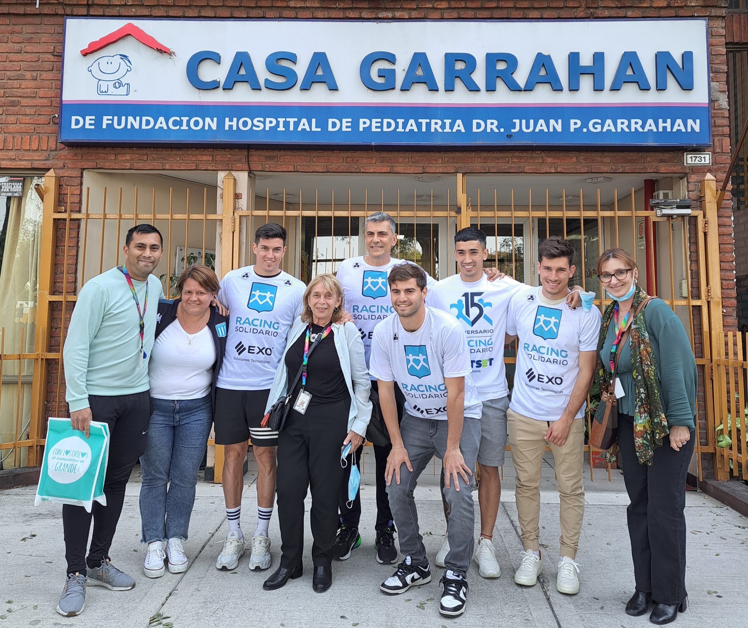 Jugadores de Racing Club visitaron a los pacientes del Hospital y de Casa Garrahan