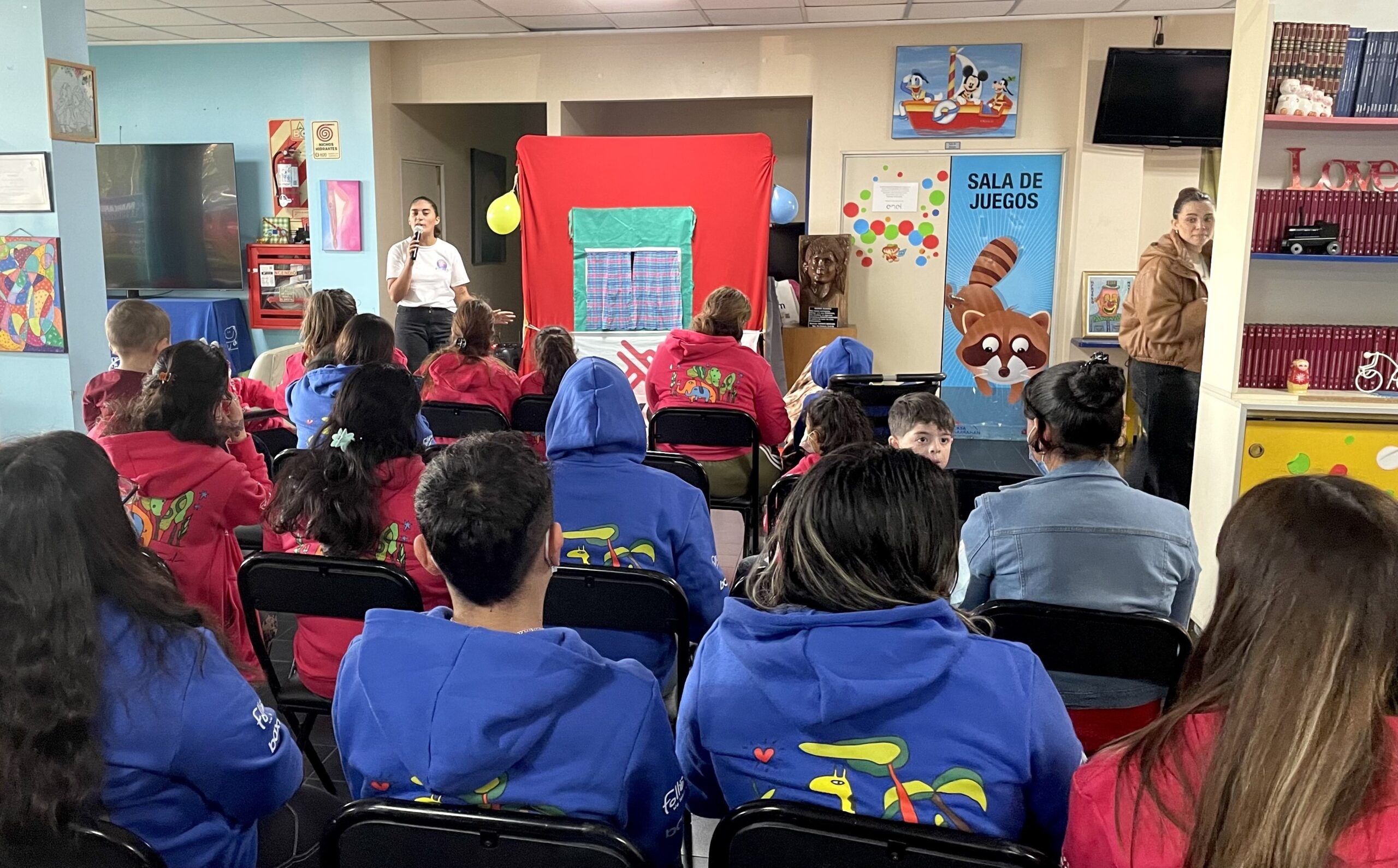 Presentación de buzos y camperas en Casa Garrahan, confeccionados con el diseño de Milo Lockett