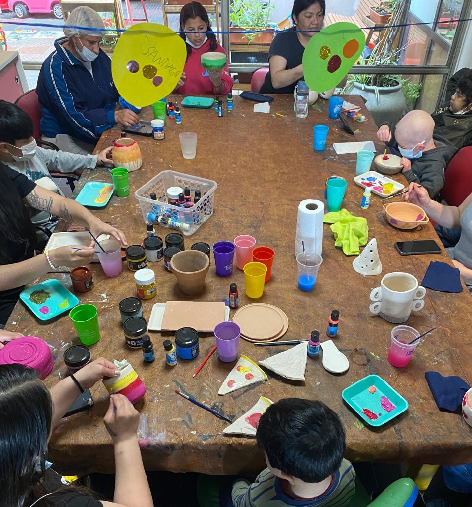 Los niños de Casa Garrahan pintaron piezas de acrílico en el taller de arte