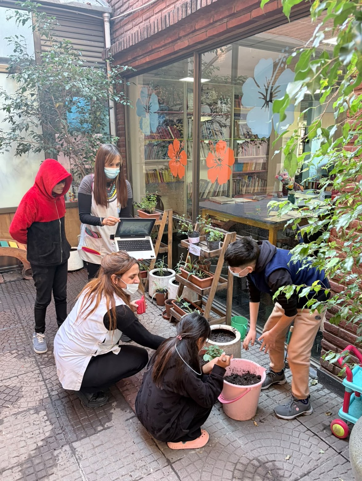 Los niños y adolescentes de Casa Garrahan realizaron el taller de huerta 