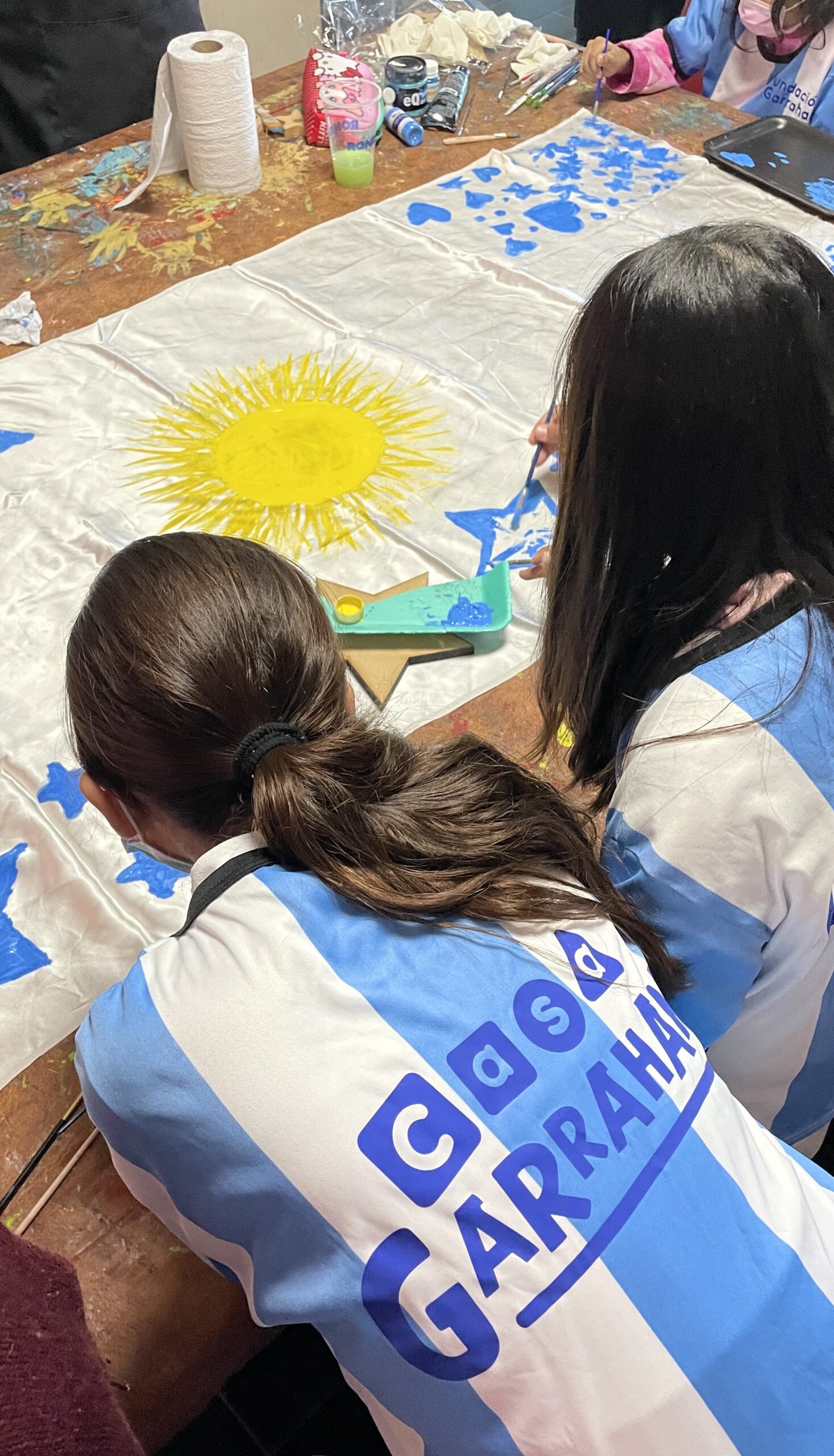 Los niños y adolescentes de Casa Garrahan recrearon nuestra bandera nacional